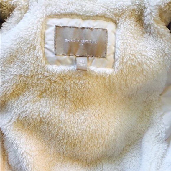 🎉 Banana Republic White Vest with Fur Hood! 🎉 - Picture 5 of 5
